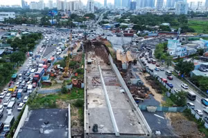 Ùn tắc tại công trường thi công nút giao An Phú, đường kết nối với cao tốc TPHCM - Long Thành - Dầu Giây. Ảnh: Phúc Uyên.