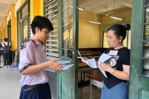 Thí sinh làm thủ tục thi kỳ thi tuyển sinh vào lớp 10 THPT năm học 2025 - 2026.