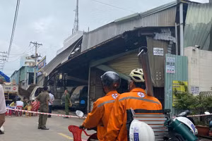 Hiện trường vụ nổ lò hơi tại cơ sở ép kính màu ở phường Tân Sơn Nhì. Ảnh: Phúc Uyên.