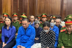 Các bị cáo trong vụ án có mặt tại phiên tòa, riêng bà Nhàn bị xét xử vắng mặt. Ảnh: Phúc Uyên