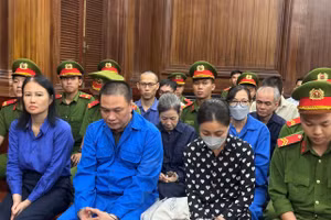 Các bị cáo trong vụ án có mặt tại phiên tòa, riêng bà Nhàn bị xét xử vắng mặt. Ảnh: Phúc Uyên