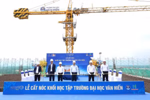 Lễ cất nóc tòa nhà Trường Đại học Văn Hiến. Ảnh: NTCC.