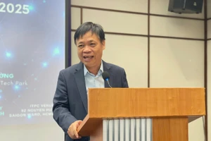 Ông Lê Quốc Cường, Phó Ban quản lý Khu Công nghệ cao TPHCM phát biểu tại hội thảo. Ảnh: Hà An.