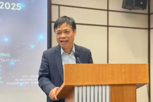 Ông Lê Quốc Cường, Phó Ban quản lý Khu Công nghệ cao TPHCM phát biểu tại hội thảo. Ảnh: Hà An.