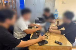 Thanh niên đăng bình luận trên mạng xã hội (phải) làm việc với Công an. (Ảnh: Công an Đồng Nai).