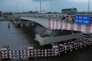 Cầu Bình Phước 1 đã hoàn thành nâng tĩnh không để thuận lợi cho tàu thuyền qua lại. Ảnh: Phúc Uyên.