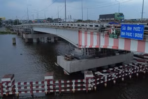 Cầu Bình Phước 1 đã hoàn thành nâng tĩnh không để thuận lợi cho tàu thuyền qua lại. Ảnh: Phúc Uyên.