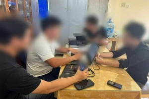 Thanh niên đăng bình luận trên mạng xã hội (phải) làm việc với Công an. (Ảnh: Công an Đồng Nai).