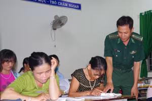 Lớp học xóa mù chữ tại xã la Rvê do bộ đội biên phòng đứng lớp. Ảnh: Cổng TTĐT Đắk Lắk.