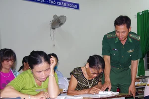 Lớp học xóa mù chữ tại xã la Rvê do bộ đội biên phòng đứng lớp. Ảnh: Cổng TTĐT Đắk Lắk.