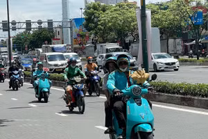 Xe điện và xe xăng chạy trên đường Phạm Văn Đồng, TPHCM. Ảnh: Hà An.