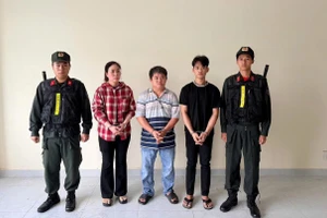 Công an tạm giữ các bị can cơ sở sản xuất mì tươi dùng chất cấm. (Ảnh: Công an TPHCM).