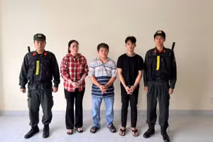 Công an tạm giữ các bị can cơ sở sản xuất mì tươi dùng chất cấm. (Ảnh: Công an TPHCM).