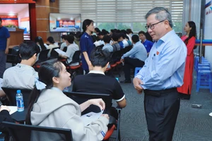 TS Hà Thúc Viên, ứng cử viên đại biểu HĐND TPHCM khóa 2026 - 2031 trò chuyện với sinh viên. Ảnh: Hoàng Hải.