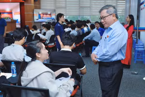 TS Hà Thúc Viên, ứng cử viên đại biểu HĐND TPHCM khóa 2026 - 2031 trò chuyện với sinh viên. Ảnh: Hoàng Hải.