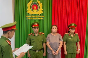 Công an TPHCM đọc các quyết định tố tụng với bà Trinh. (Ảnh: Công an TPHCM).