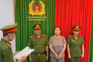 Công an TPHCM đọc các quyết định tố tụng với bà Trinh. (Ảnh: Công an TPHCM).