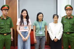 Nguyễn Thúc Thùy Tiên (thứ 2 từ trái sang) bị bắt hồi tháng 5. Ảnh: Bộ Công an.