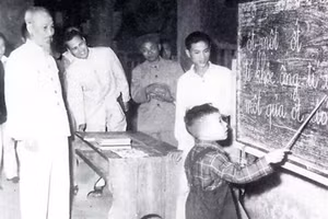 Chủ tịch Hồ Chí Minh trong một lớp học vỡ lòng ở Hàng Than, Hà Nội. Ảnh: Tư liệu.