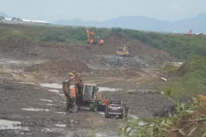 Công trường khai thác đá trái phép tại hồ Đá Đen. (Ảnh: Công an TPHCM)