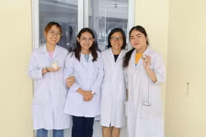 Nhóm nghiên cứu và giảng viên hướng dẫn tại phòng lab của Trường Đại học Công Thương TPHCM. Ảnh: Hà An.