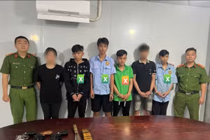 4 thanh thiếu niên (dấu X) bị bắt khẩn cấp cùng tang vật gây án. Ảnh: Công an TPHCM. 