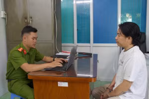 Nguyễn Bảo Hoàng tại cơ quan điều tra. Ảnh: Công an TPHCM.