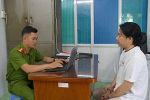 Nguyễn Bảo Hoàng tại cơ quan điều tra. Ảnh: Công an TPHCM.
