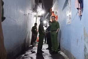 Lực lượng chức năng có mặt ở con hẻm nơi xảy ra cháy. (Ảnh: Phúc Uyên).