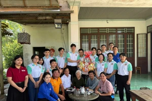 Thầy trò Trường Đại học Bình Dương cùng chính quyền địa phương thăm Mẹ Việt Nam anh hùng Võ Thị Thạnh (phường Bình Minh, Tây Ninh). Ảnh: Phúc Uyên.