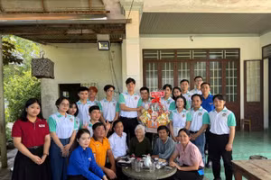 Thầy trò Trường Đại học Bình Dương cùng chính quyền địa phương thăm Mẹ Việt Nam anh hùng Võ Thị Thạnh (phường Bình Minh, Tây Ninh). Ảnh: Phúc Uyên.