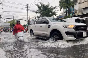 Đường Hiệp Bình đoạn giao với Quốc lộ 13, phường Hiệp Bình Phước, TP Thủ Đức ngập nửa bánh xe khiến người dân khó khăn khi đi lại.