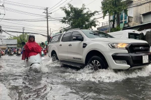 Đường Hiệp Bình đoạn giao với Quốc lộ 13, phường Hiệp Bình Phước, TP Thủ Đức ngập nửa bánh xe khiến người dân khó khăn khi đi lại.