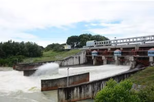 Hồ Dầu Tiếng xả nước. Ảnh: ĐVQL