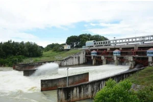 Hồ Dầu Tiếng xả nước. Ảnh: ĐVQL