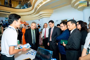 Các đại biểu tham quan các gian hàng công nghệ tại sự kiện. Ảnh: Phúc Uyên.