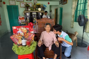 Sinh viên thăm hỏi, trò chuyện cùng Mẹ Việt Nam Anh hùng tại TP Đồng Nai. Ảnh: Phúc Uyên.