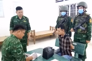 Bộ đội Biên phòng Tây Ninh lấy lời khai nghi phạm bị bắt vì tàng trữ, vận chuyển ma túy. (Ảnh: Bộ đội Biên phòng Tây Ninh cung cấp).