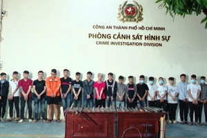 Nhóm thanh thiếu niên hỗn chiến tại cơ quan Công an. (Ảnh: Công an TPHCM).