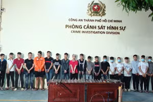 Nhóm thanh thiếu niên hỗn chiến tại cơ quan Công an. (Ảnh: Công an TPHCM).