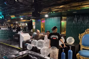 "Khí cười" được bơm vào bóng phục vụ khách tại quá S Pub. (Ảnh: Công an TPHCM)