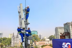 Một trạm thu phát sóng 5G được lắp đặt ở trung tâm TPHCM.