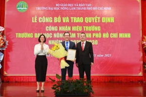 PGS.TS Nguyễn Tất Toàn nhận quyết định bổ nhiệm Hiệu trưởng Trường Đại học Nông Lâm TPHCM. Ảnh: NTCC.