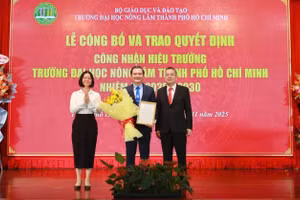 PGS.TS Nguyễn Tất Toàn nhận quyết định công nhận Hiệu trưởng Trường Đại học Nông Lâm TPHCM. Ảnh: NTCC.