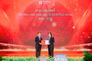 Lãnh đạo Tập đoàn Nguyễn Hoàng trao quyết định bổ nhiệm GS.TS.BS.CKII Phạm Văn Lình.