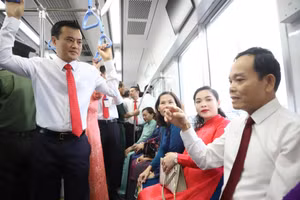 Bí thư Thành ủy TPHCM Trần Lưu Quang (phải) cùng các đại biểu trên tuyến Metro số 1. Ảnh: VGP.