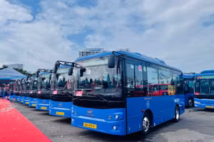 Xe buýt điện chuẩn bị hoạt động tại lễ công bố. (Ảnh: Phúc Uyên)