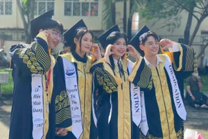 Các tân cử nhân, kỹ sư Trường Đại học Thủy lợi rạng rỡ trong lễ tốt nghiệp. Ảnh: Hà An.