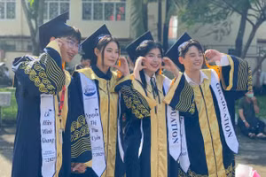 Các tân cử nhân, kỹ sư Trường Đại học Thủy lợi rạng rỡ trong lễ tốt nghiệp. Ảnh: Hà An.