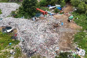 Rác thải bị đổ trái phép xuống khu đất ở xã Long Hải. (Ảnh: Công an TPHCM)
